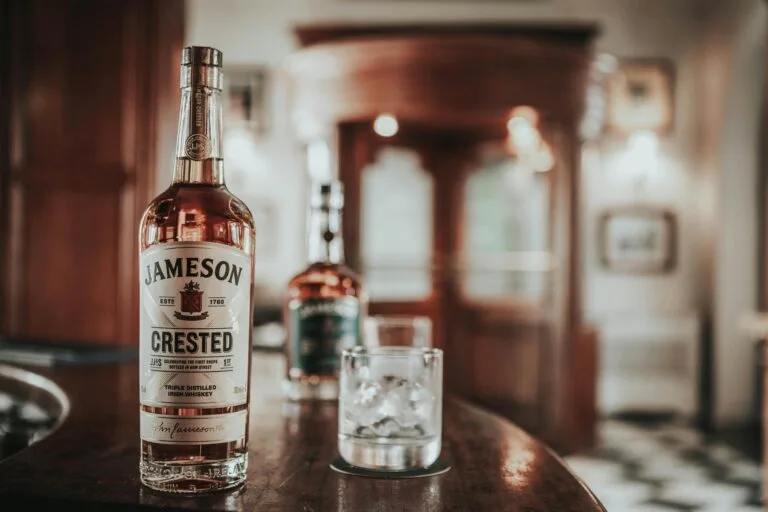 Primer plano de Jameson Crested en un bar clásico de Dublín, Irlanda. Ideal para temas de marca, viajes o estilo de vida.