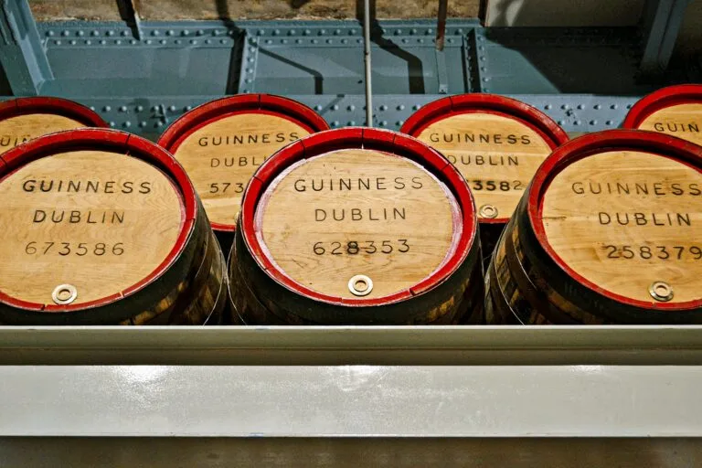 Ξύλινα βαρέλια με την ένδειξη «Guinness Δουβλίνο» σε ένα μουσειακό περιβάλλον που παρουσιάζει την ιστορία της ιρλανδικής ζυθοποιίας.