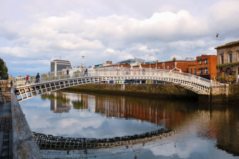 The Ha'penny Bridge over the River Liffey, a must-see on 3 days in Dublin