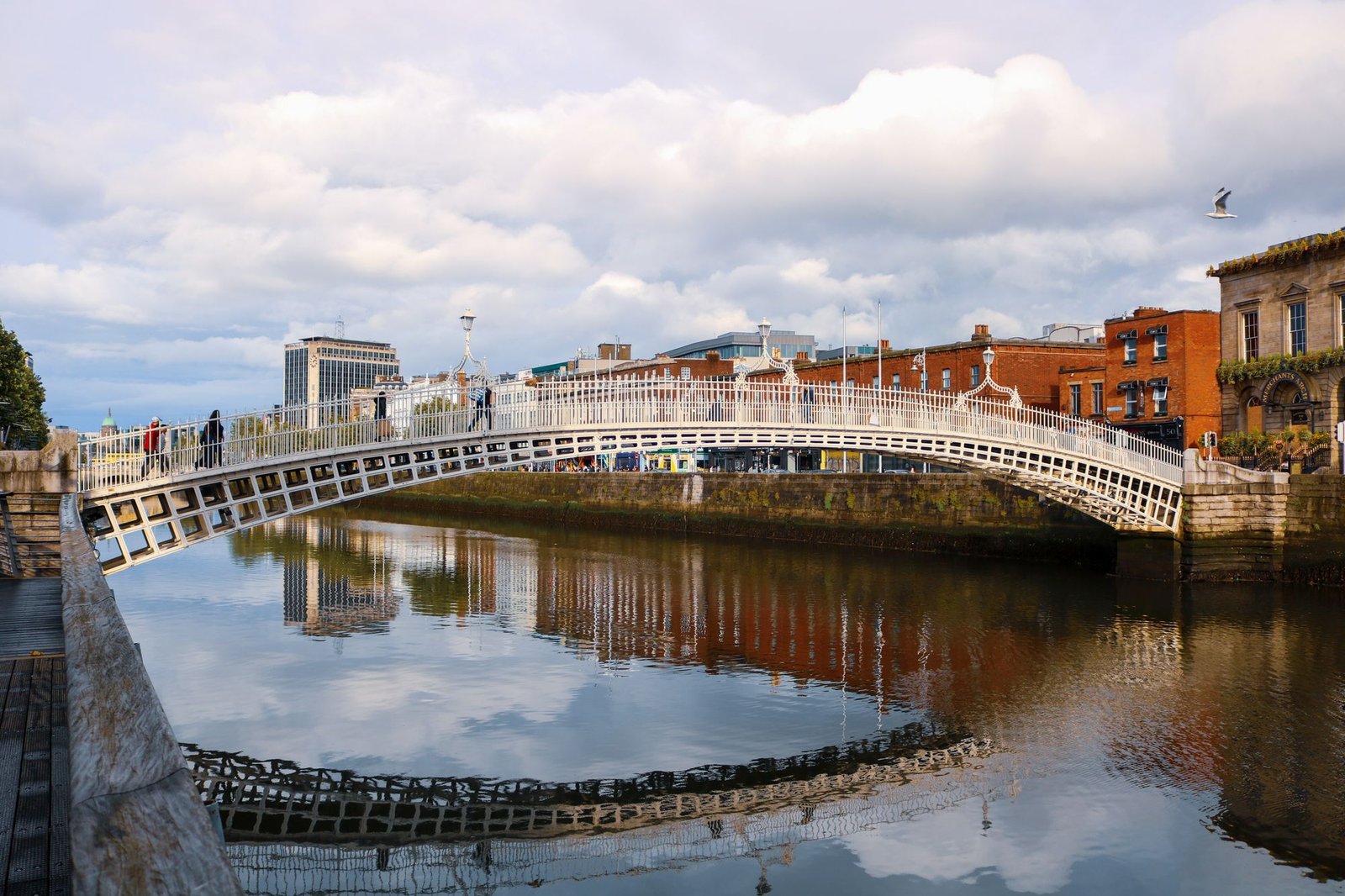 The Ha'penny Bridge over the River Liffey, a must-see on 3 days in Dublin