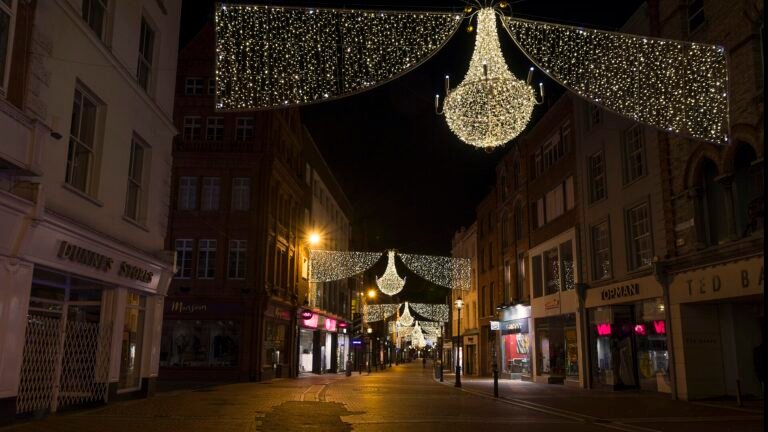 Weihnachtslichter, die nachts über der Grafton Street hängen, ein vertrauter Anblick im Dublin des Novembers.