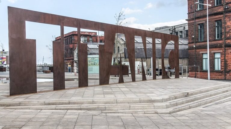 Luxury Belfast City and Titanic Day Tour
